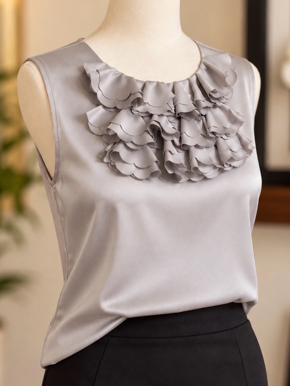 Halogen Nordstrom Silver Gray Sleeveless Top Ruffle Neck Size Medium